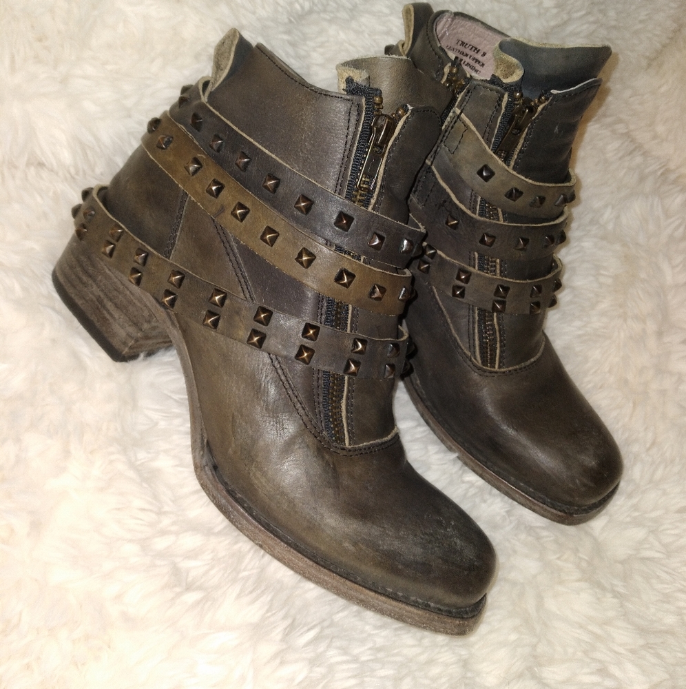 SOLD  RARE & RETIRED Freebird by Steven Truth sz8